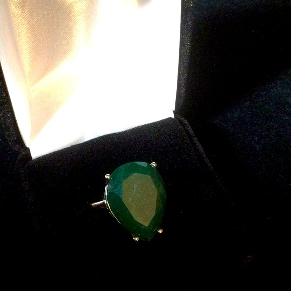 Exquisite Genuine Emerald Ring - Picture 5 of 11